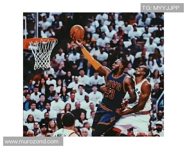 詹姆斯持球突破 连续虚晃打板上篮得分 詹姆斯持球突破 连续虚晃打板上篮得分