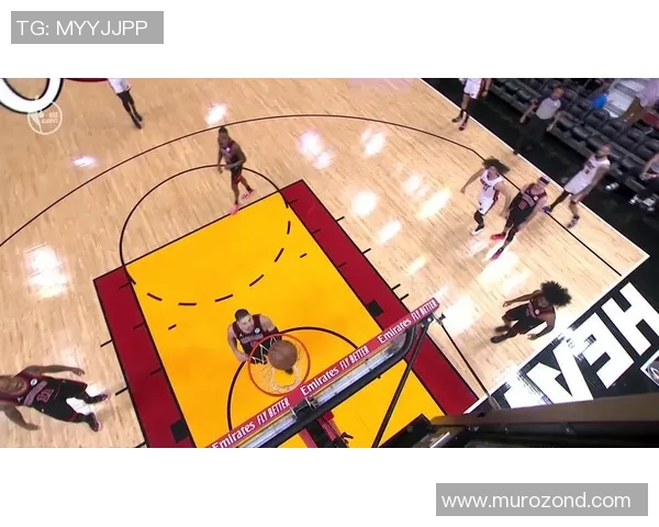 帅是真帅！哈克斯中路强突双手滑翔暴扣 平拍在地很危险！